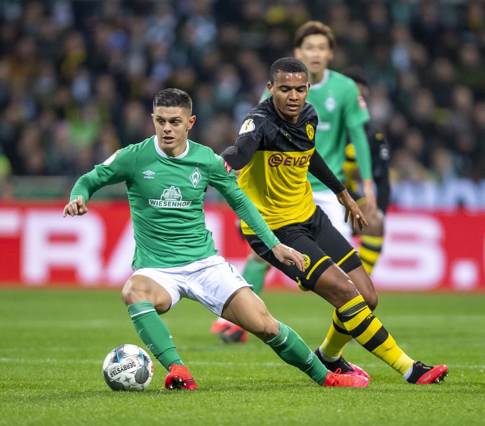 Zweikampf beim Spiel Bremen gegen Dortmund