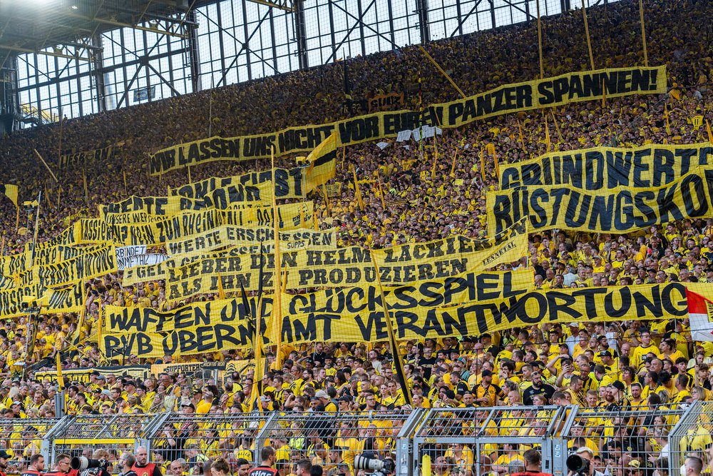 BVB-Fans halten Protestbanner in die Höhe