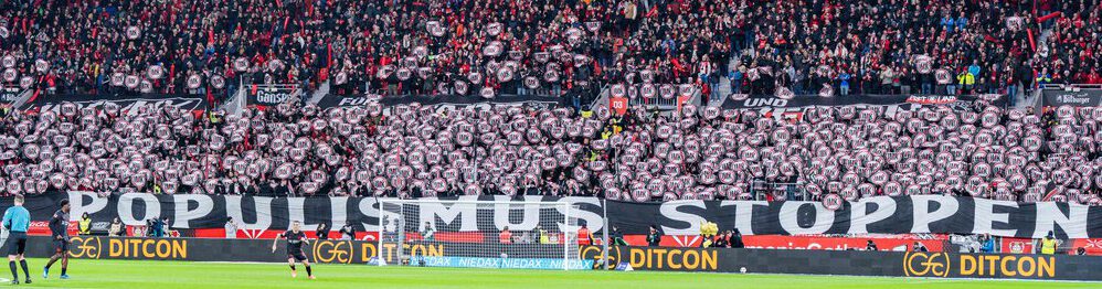 Die Fan protestierten mit einem Banner gegen Populismus und Sicherheitsbedenken.