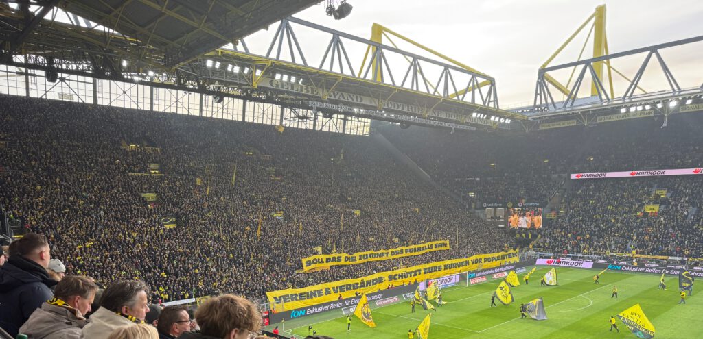 12 Minuten Schweigen eine Protestaktion des Bündnis Südtribüne